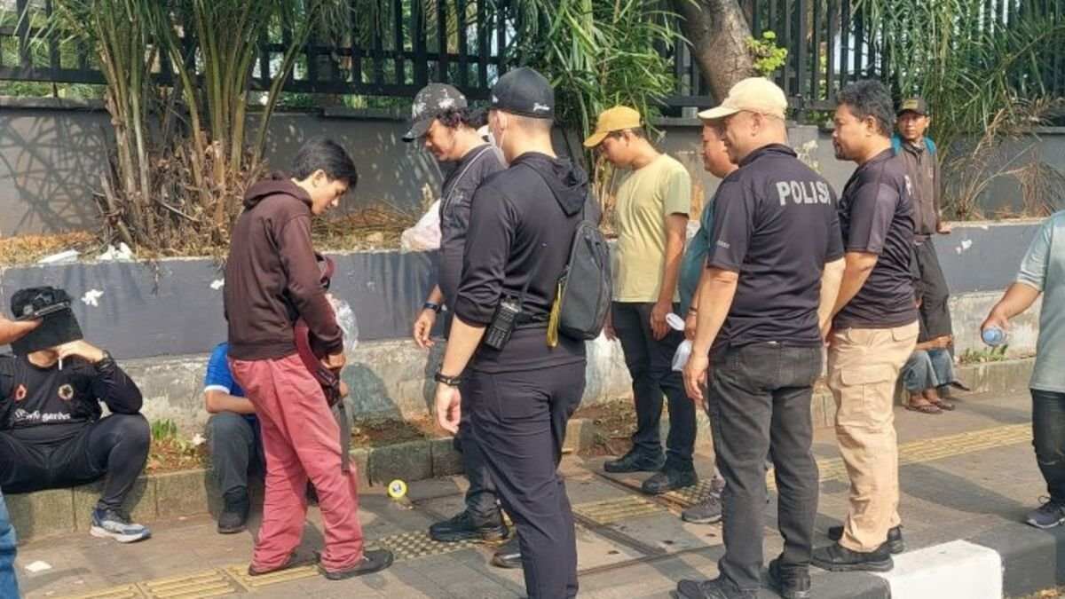 Kegiatan Pemeriksaan Arus Massa Menuju Gedung DPR