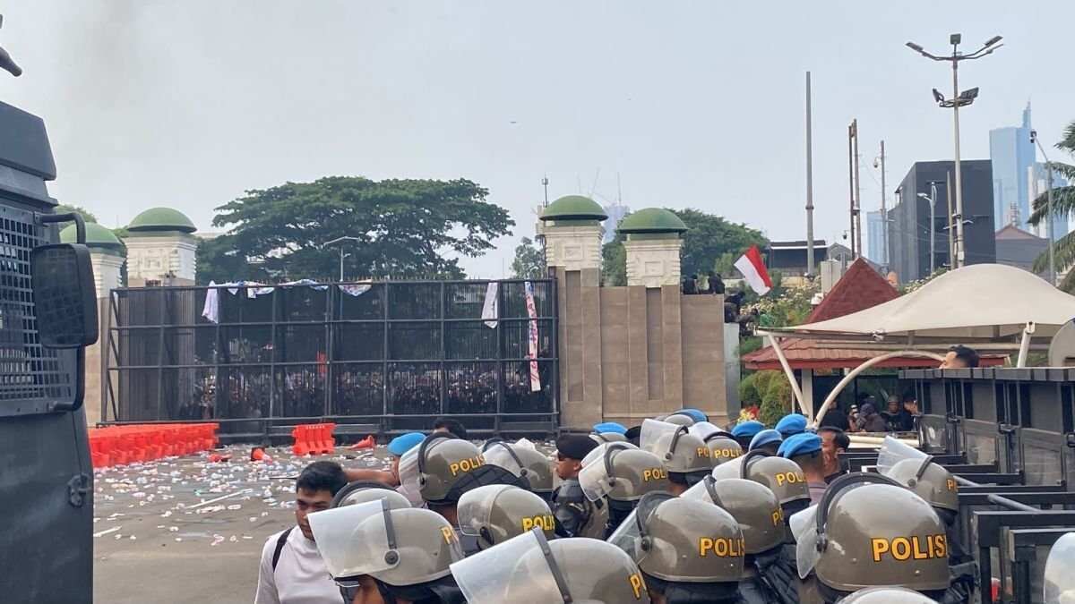 Tensi Aksi Unjuk Rasa di Depan DPR: Imbauan Polisi untuk Jaga Kondusivitas Tensi Aksi Unjuk Rasa di Depan DPR: Imbauan Polisi untuk Jaga Kondusivitas