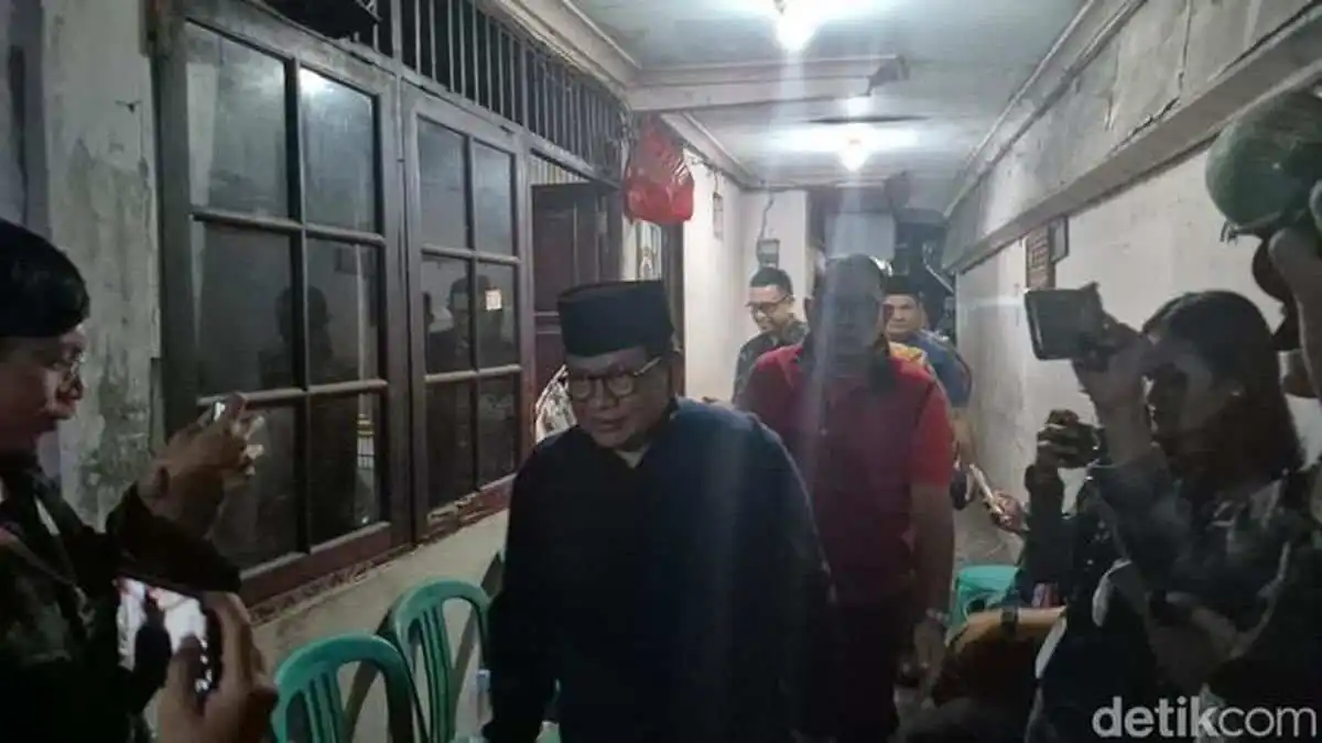 Pramono Anung Melayat ke Rumah Duka Bambang Setiawan