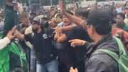 Amukan Massa Terhadap Pria Berhelm di Aksi Demo Pati