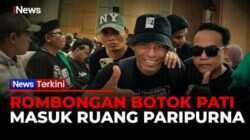 Aktivis Botok Pati Memantau Rapat Paripurna DPR dari Balkon Aktivis Botok Pati Memantau Rapat Paripurna DPR dari Balkon