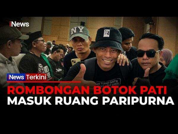 Aktivis Botok Pati Memantau Rapat Paripurna DPR dari Balkon
