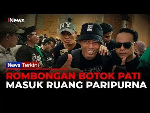 Aktivis Botok Pati Memantau Rapat Paripurna DPR dari Balkon
