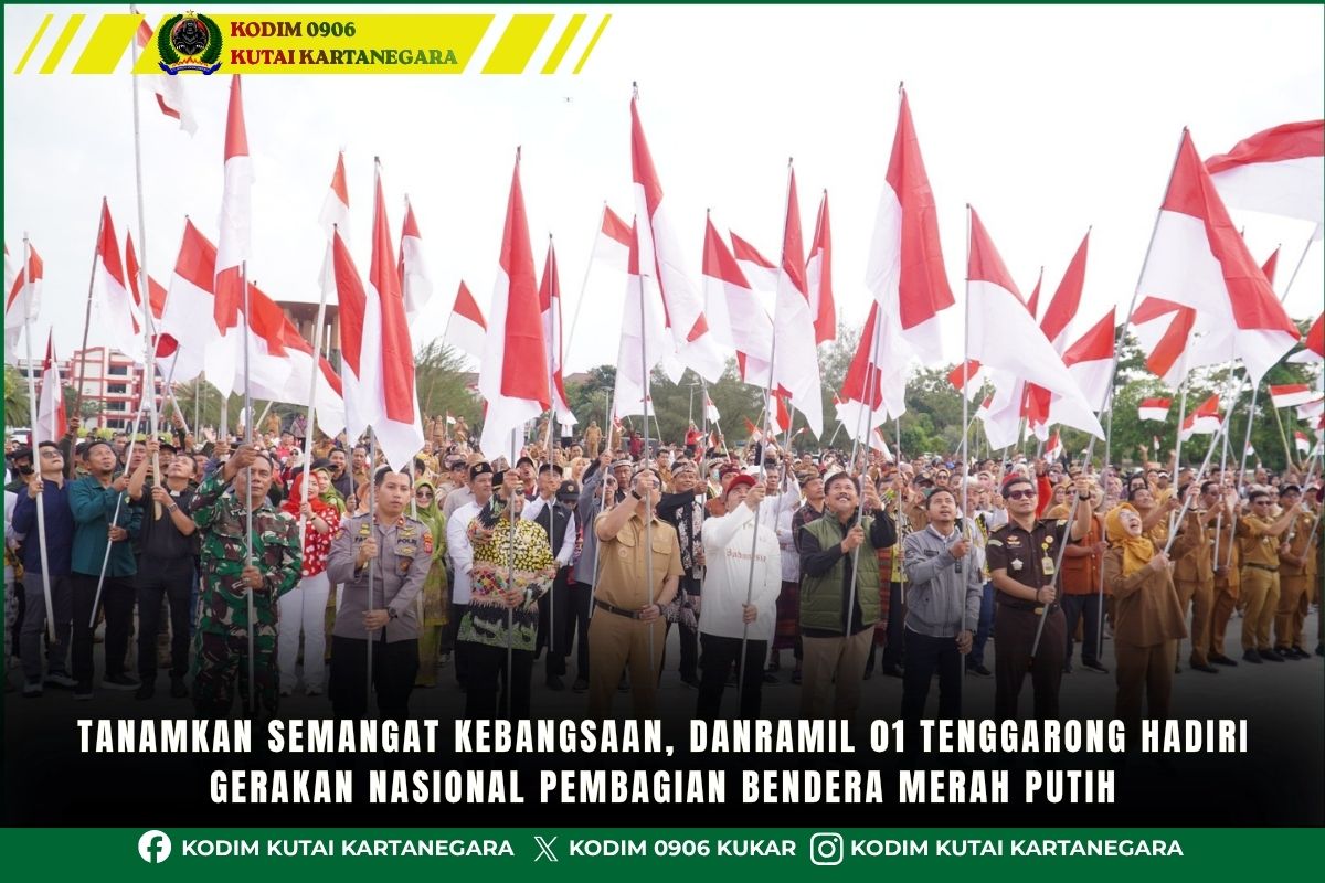 Tanamkan Semangat Kebangsaan, Danramil 01 Tenggarong Hadiri Gerakan Nasional Pembagian Bendera Merah Putih