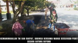 Kemanunggalan TNI dan Rakyat, Babinsa Bersama Warga Bersihkan Parit Secara Gotong Royong Kemanunggalan TNI dan Rakyat, Babinsa Bersama Warga Bersihkan Parit Secara Gotong Royong