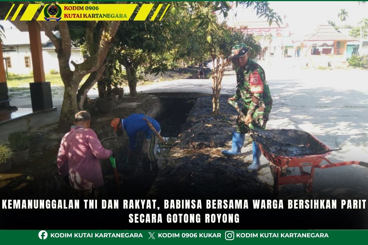 Kemanunggalan TNI dan Rakyat, Babinsa Bersama Warga Bersihkan Parit Secara Gotong Royong