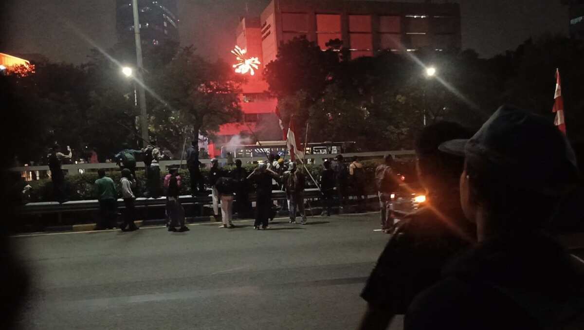 Massa Aksi di Depan Gerbang Kompleks Parlemen Massa Aksi di Depan Gerbang Kompleks Parlemen