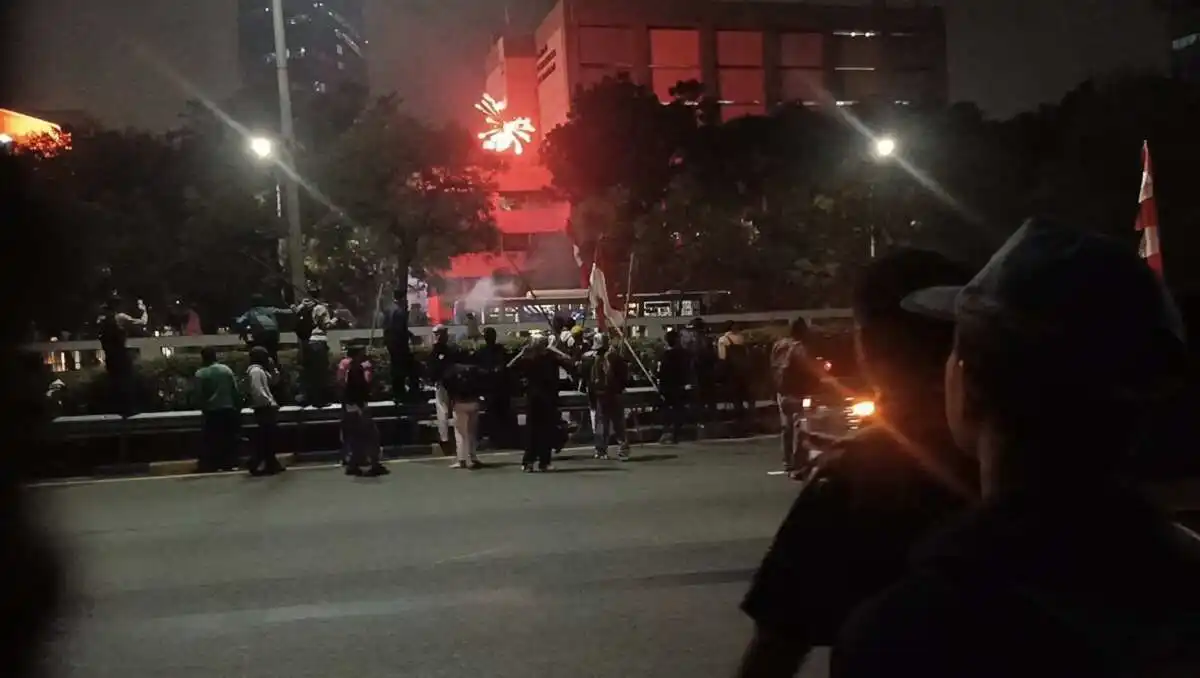 Massa Aksi di Depan Gerbang Kompleks Parlemen