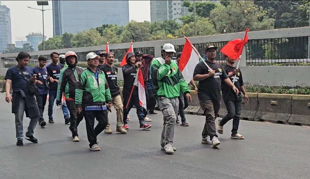 Aksi Massa Ojol di Depan DPR: Bergabung Dengan Masyarakat Pati