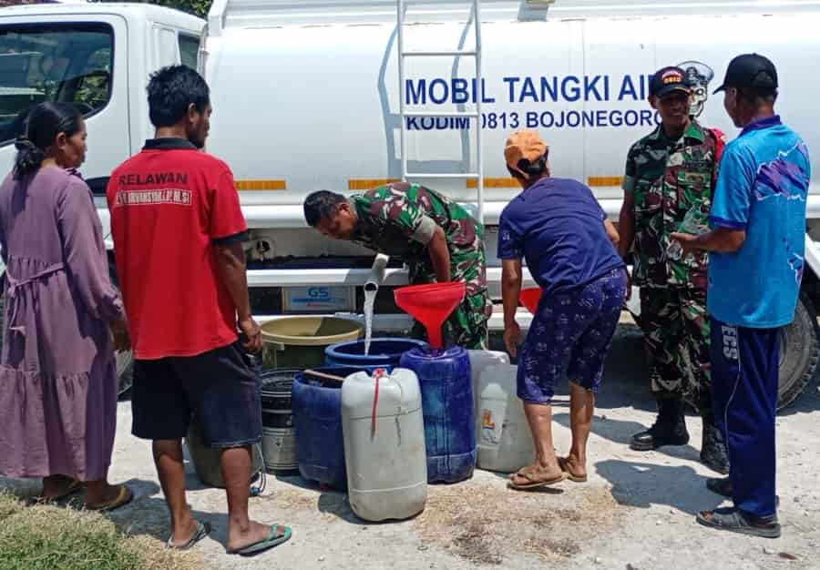 Sambut HUT TNI ke-81, Kodim Bojonegoro Pasok 13.000 Liter Air Bersih untuk Warga Dusun Kedungdowo Sumberharjo Sumberrejo Sambut HUT TNI ke-81, Kodim Bojonegoro Pasok 13.000 Liter Air Bersih untuk Warga Dusun Kedungdowo Sumberharjo Sumberrejo