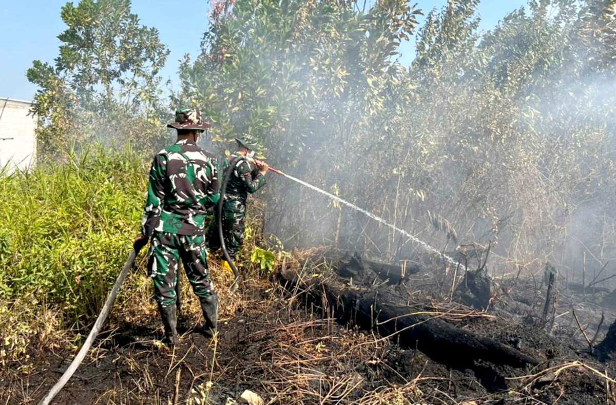 Dikepung Asap dan Bara, Satgas Darat Lanud Sjamsudin Noor Tak Beri Celah Karhutla Meluas Dekati Permukiman Warga