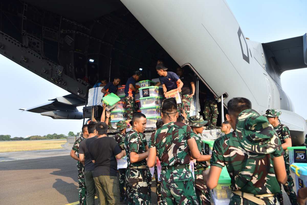 Hari Kedua Puluh Penanganan Gempa NTT, TNI Kirim 1.080,013 Ton Bantuan
