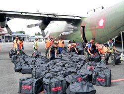 Hercules TNI AU Kembali Tiba di Lanud Sjamsudin Noor, Bawa Ratusan APD Bantuan Kemhan RI dan Masker Dari Puskes TNI AU Untuk Perkuat Penanganan Karhutla Kalsel