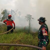 Babinsa Bersama Tim Gabungan Padamkan Kebakaran Lahan di Lempake