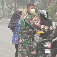 Babinsa Karang Asam Ilir Bersama Kelurahan Bagikan 350 Masker, Cegah Dampak Polusi Udara Akibat Karhutla