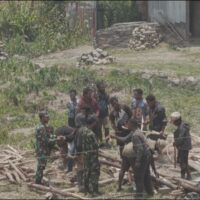 Babinsa 1714-01/Mulia Ulia Pererat Kemanunggalan TNI–Rakyat Melalui Anjangsana dan Bantuan Sembako di Kampung Kulon Enggame, Distrik Pagaleme