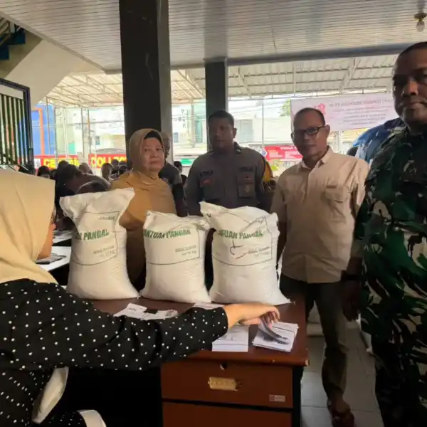 Babinsa Kodim 0901/Samarinda Dampingi Penyaluran Bantuan Beras bagi 1.029 Warga Teluk Lerong Ulu