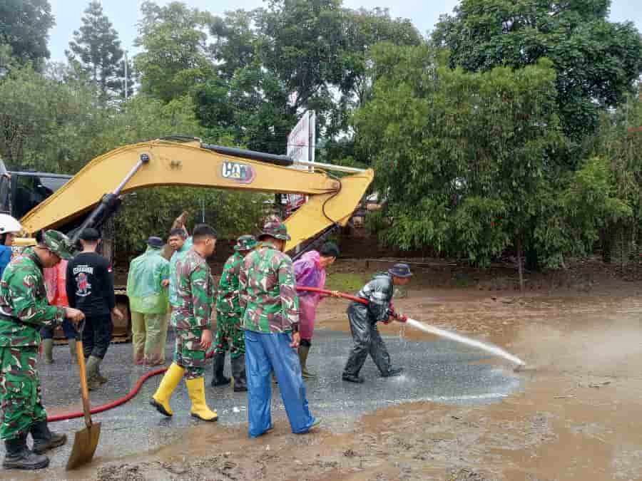 Gerak Cepat TNI Bantu Tangani Dampak Banjir Bandang di Kabupaten Solok Sumbar Gerak Cepat TNI Bantu Tangani Dampak Banjir Bandang di Kabupaten Solok Sumbar