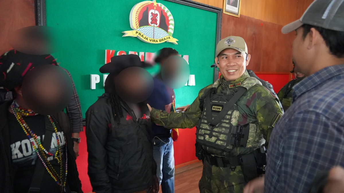 Memilih Jalan Damai, Empat Anggota OPM Puncak Jaya Serahkan Senjata kepada Pangkoops TNI Habema dan Kembali ke Masyarakat