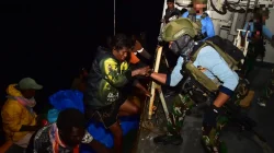 Aksi Kemanusiaan Di Laut Lepas, KRI WSH-991 Evakuasi 11 Warga Papua Nugini