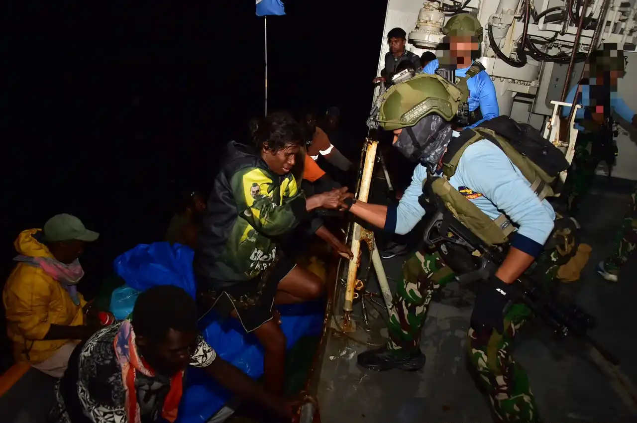 Aksi Kemanusiaan Di Laut Lepas, KRI WSH-991 Evakuasi 11 Warga Papua Nugini