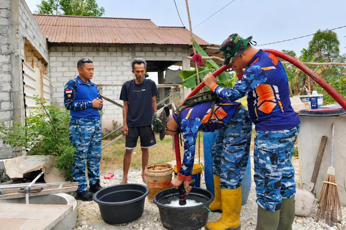 Respons Dampak Kemarau, Lanud Sjamsudin Noor Kembali Salurkan Air Bersih untuk Warga