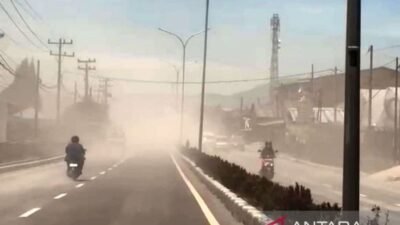 Pengaruh Erupsi Gunung Sinabung Terhadap Kota Berastagi Pengaruh Erupsi Gunung Sinabung Terhadap Kota Berastagi