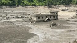 Kepala Sekolah Heroik Selamatkan Siswa dari Banjir Bandang di Nepal Kepala Sekolah Heroik Selamatkan Siswa dari Banjir Bandang di Nepal