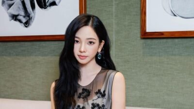 Dua Gaya Kecantikan Karina Aespa: Poni Korea vs Rambut Terurai Dua Gaya Kecantikan Karina Aespa: Poni Korea vs Rambut Terurai