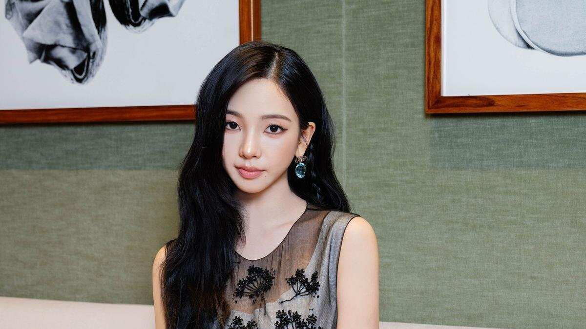 Dua Gaya Kecantikan Karina Aespa: Poni Korea vs Rambut Terurai