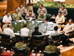 Pertemuan Strategis: Presiden Prabowo Subianto Bahas Karhutla dengan Panglima TNI dan Kapolri