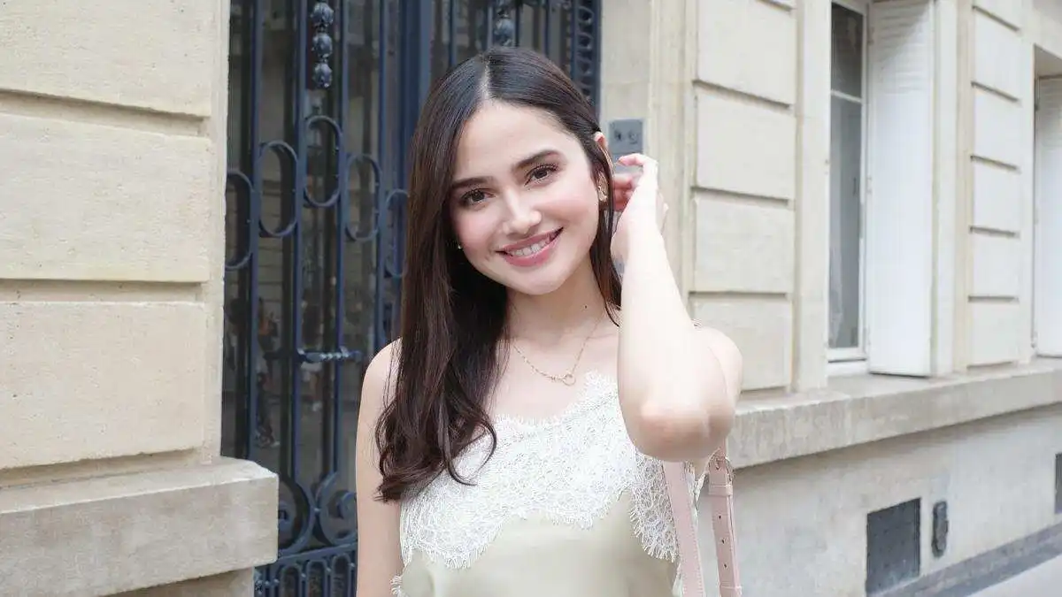 Gaya Liburan Syifa Hadju di London dan Paris: Elegan dan Natural