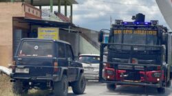 Pembersihan Jalan dari Abu Gunung Sinabung oleh Brimob Sumut