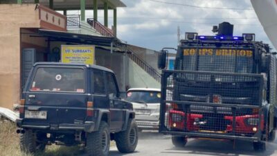 Pembersihan Jalan dari Abu Gunung Sinabung oleh Brimob Sumut