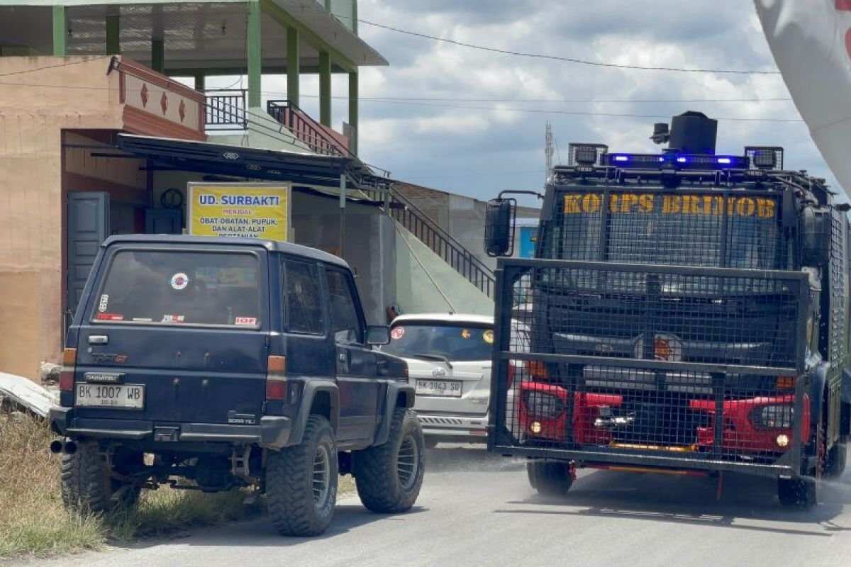 Pembersihan Jalan dari Abu Gunung Sinabung oleh Brimob Sumut Pembersihan Jalan dari Abu Gunung Sinabung oleh Brimob Sumut