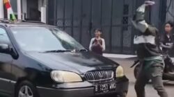 Kejadian Viral: Pria Ngamuk dan Lempar Batu di Jagakarsa Kejadian Viral: Pria Ngamuk dan Lempar Batu di Jagakarsa