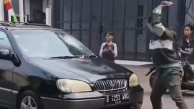 Kejadian Viral: Pria Ngamuk dan Lempar Batu di Jagakarsa Kejadian Viral: Pria Ngamuk dan Lempar Batu di Jagakarsa