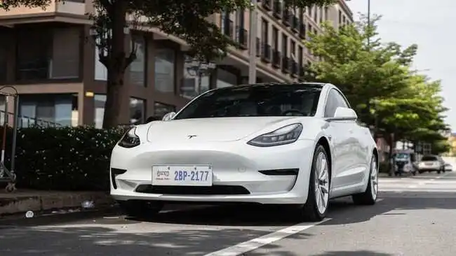 Kecelakaan Maut Tesla: Menyoroti Teknologi Autopilot