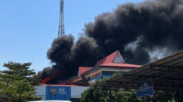 Kebakaran Atap Kantor Bea Cukai Batam Mengguncang Pegawai