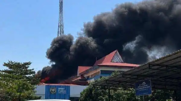 Kebakaran Atap Kantor Bea Cukai Batam Mengguncang Pegawai