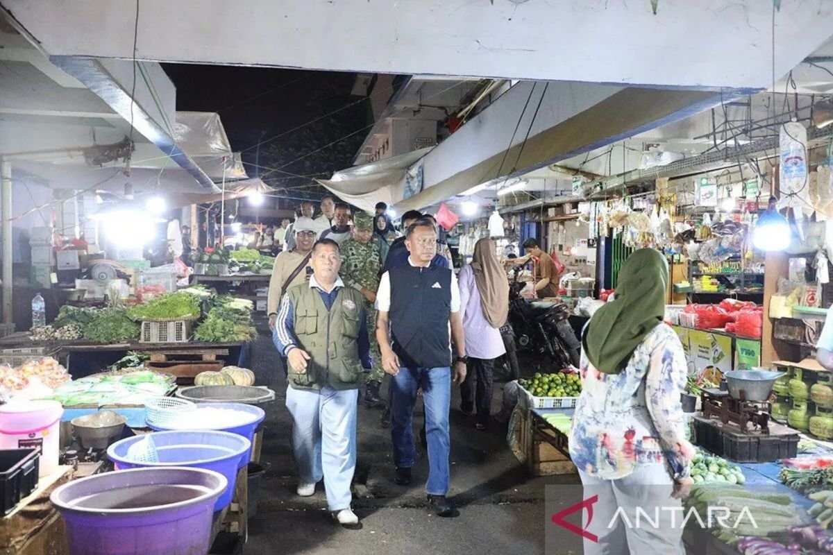 Pengamanan Jalan Raya di Kramat Jati oleh Satpol PP Pengamanan Jalan Raya di Kramat Jati oleh Satpol PP