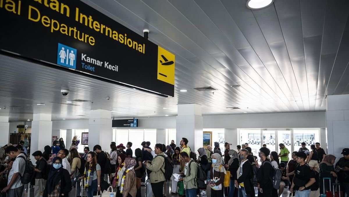 Kenaikan Biaya Tambahan Tiket Pesawat Ekonomi oleh Kemenhub