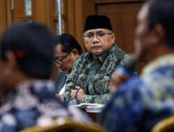 Klarifikasi Yaqut Cholil Tentang Reaksi Emosionalnya di Rapat Pansus Haji