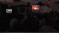 Anak-anak Gaza Menyaksikan Film Kartun di Layar Tancap Keliling