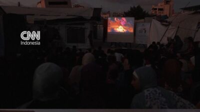 Anak-anak Gaza Menyaksikan Film Kartun di Layar Tancap Keliling