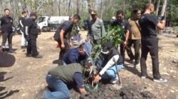 Kejaksaan Negeri Ngawi Tanam Bibit Pohon Produktif