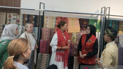 Kunjungan Putri Mahkota Swedia ke Kerajinan NTB