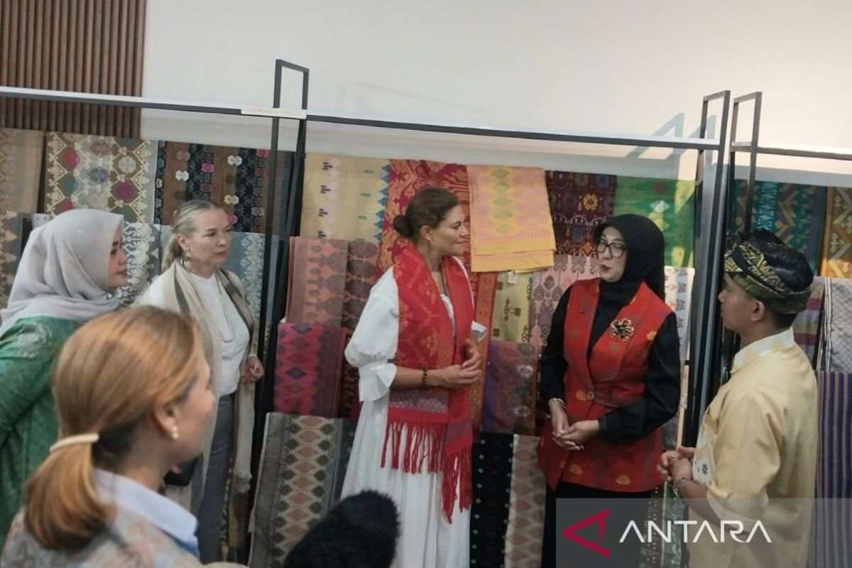 Kunjungan Putri Mahkota Swedia ke Kerajinan NTB