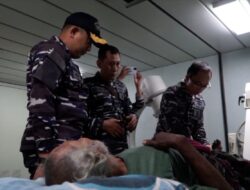 Kapal Rumah Sakit KRI Dr. Soeharso Tangani Pasien Patah Tulang Korban Gempa NTT