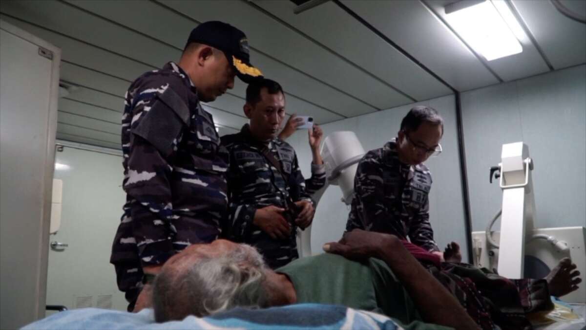Kapal Rumah Sakit KRI Dr. Soeharso Tangani Pasien Patah Tulang Korban Gempa NTT